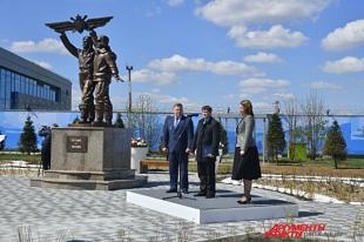 В омском аэропорту открыли памятник