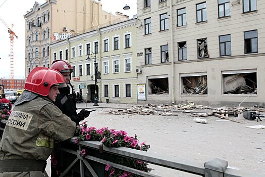 Петербургский дом признали аварийным только после обрушения потолков