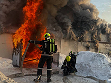 Бушующее пламя охватило дом и гараж в Кемерове