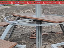 Вандалы испортили беседку на пляже на Ореховом озере в Рязани
