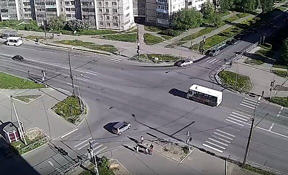 В Петрозаводске маршрутка пролетела перекресток на красный