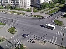 В Петрозаводске маршрутка пролетела перекресток на красный