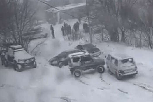 Mash: на Камчатке на видео сняли, как машины катились по заснеженной дороге