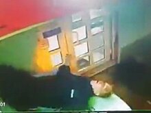 Таксист сбил полицейского на тротуаре в Сочи и врезался в павильон