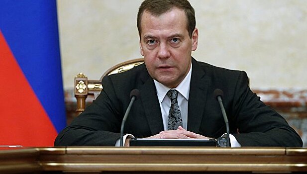 Медведев заявил о необходимости развивать выпуск отечественной фототехники