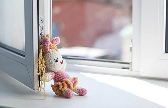 Маленькая девочка выпала из окна 8 этажа в Нефтеюганске