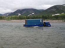 Иностранцев впечатлил едущий с грузом по реке КамАЗ