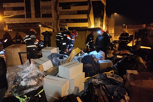 Спасатели-добровольцы из Петербурга приступили к разбору завалов в Турции