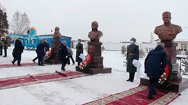 В Екатеринбурге на военном аэродроме открыли аллею в память о героях авиации