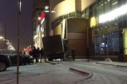 В Петербурге грузовик влетел в «Макдоналдс»