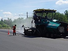 Дорожники укладывают выравнивающий слой асфальта на новом проспекте Металлургов