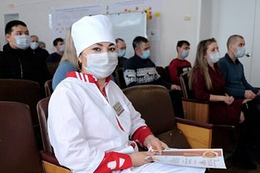 Тюменским врачам вручили награды за качественную работу в период пандемии
