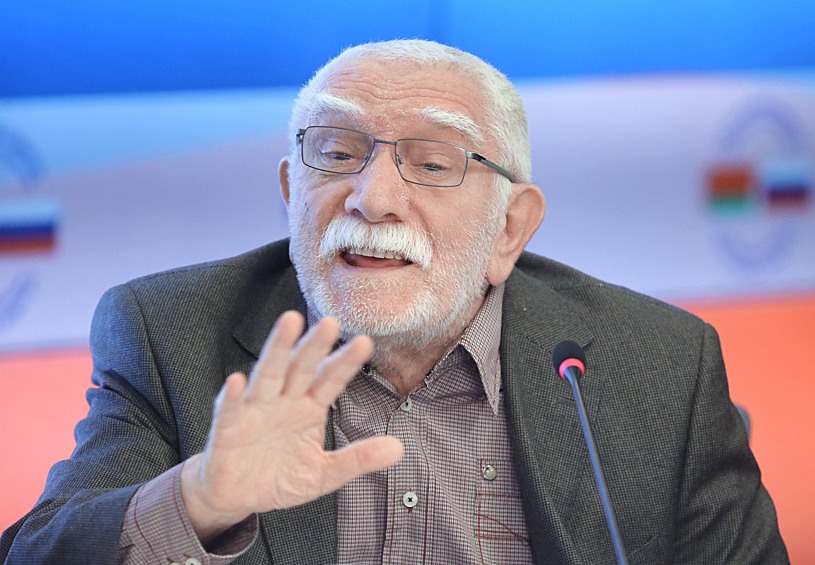 14 ноября не стало самого снимаемого российского актера по версии Книги рекордов Гиннесса - Армена Джигарханяна. Только в кино он сыграл около 300 ролей. 