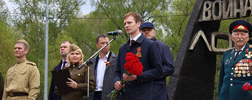В Лобне в День Победы возложили цветы к Вечному огню у мемориала «Звонница»