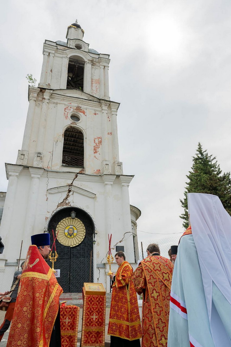 В Калуге началась операция по спасению храма Преображения Господня