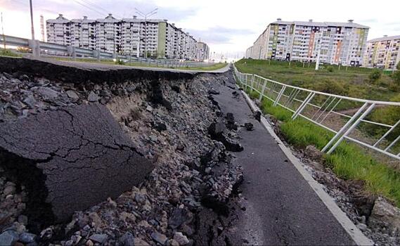Мэрия Курска разбирается, почему второй год тротуар на Плевицкой сползает в овраг