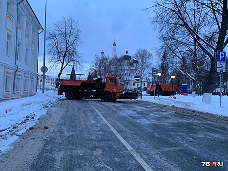 В Ярославле машинами для уборки города перекрыли площадь вместо того, чтобы убирать снег