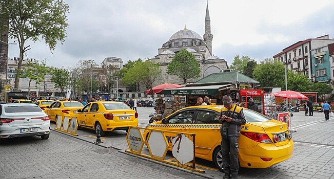 «В Стамбуле нравится все, кроме таксистов! Один наматывал круги, не открывал дверь. Я отказался платить, он угрожал полицией». Хавбек «Санкт-Паули III» Кагерманов о городе