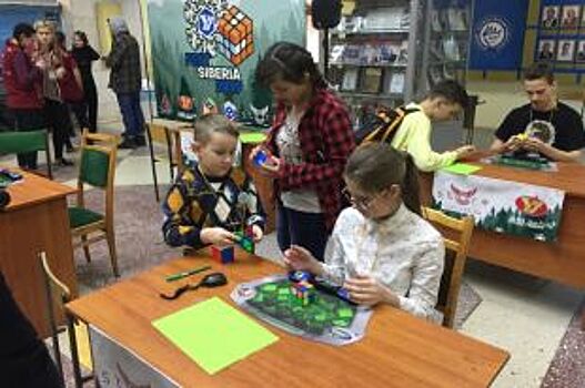 Фестиваль по скоростной сборке кубика Рубика проходит в Барнауле