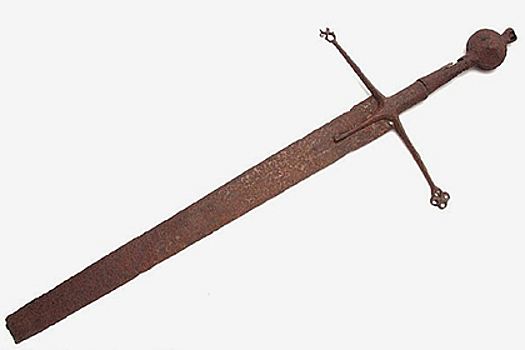 Мужчина нашел в гараже отца меч средневековых воинов-наемников и обогатился