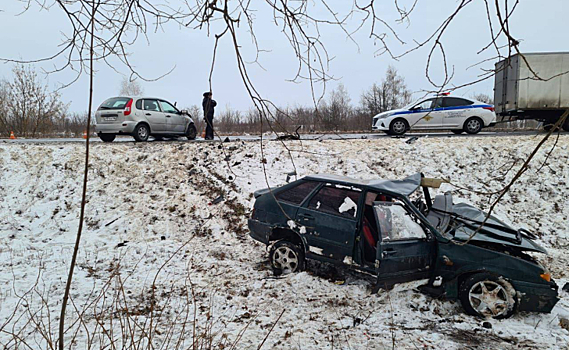 В Курской области в результате лобового столкновения двух авто пострадали 3 человека