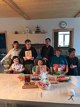 Ребята из сосновкого детсада передали подарки инвалидам в Раздолье