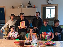 Ребята из сосновкого детсада передали подарки инвалидам в Раздолье