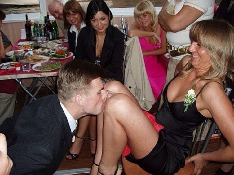 А знаете что на этом фото самое шокирующее? Лицо его жены на заднем плане!
