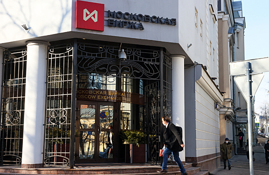 Почему россияне вкладываются в ценные бумаги и не лучше ли сейчас положить деньги на депозит?