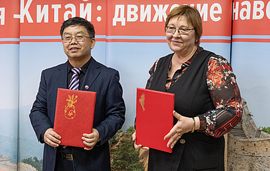 Генконсульство КНР передало лицею Екатеринбурга оборудование для изучения китайского языка