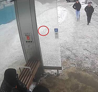 В Оренбурге разыскивают вандалов, которые разбили стекло на остановке «Степана Разина»