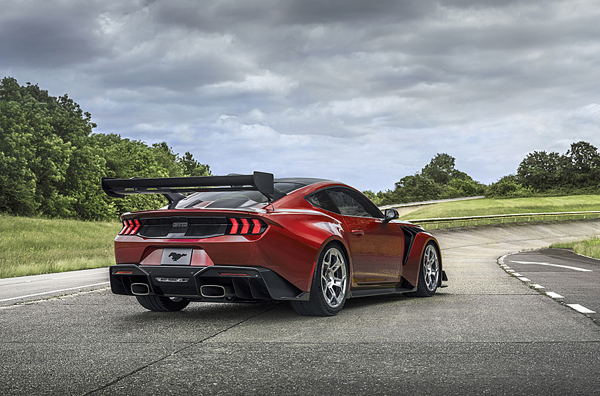 Силушка — далеко не единственный повод для восхищения. Поражает масштаб инженерной проработки и смелого переосмысления всей конструкции. Так, например, «восьмерка» получила систему смазки с сухим картером и агрегатирована с отнесенным к задней оси преселективным восьмиступенчатым «роботом». Плюс регулируемые амортизаторы Multimatic, задняя подвеска типа push-rod, углерод-керамические тормоза и активная аэродинамика. Понятно, что GTD — это Mustang особого назначения с астрономическим ценником. В Штатах за него просят от 325 тысяч долларов! Этим удивительным фактом и закончим подборку. А за то, что вы долистали до последнего слайда, с нас бонус: вот здесь вы найдете несколько интересных статей об истории Мустанга.