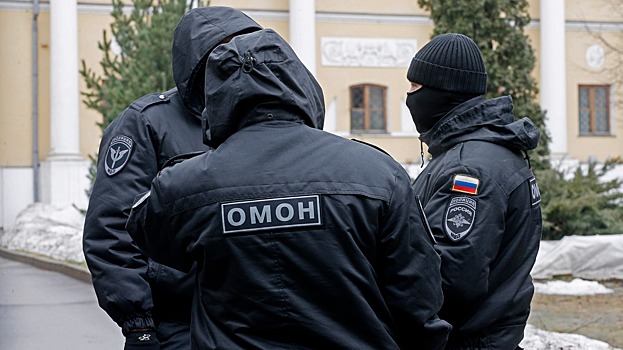 Силовики изымают документы в головном офисе банка "Приморье"