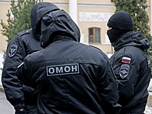 Силовики изымают документы в головном офисе банка "Приморье"