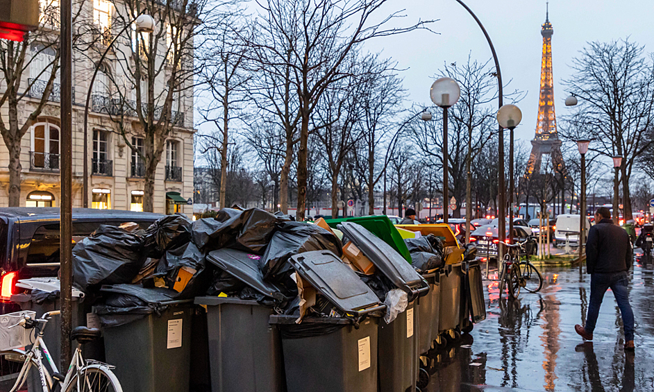 Горы мусора на фоне Эйфелевой башни, 9 марта 2023 года