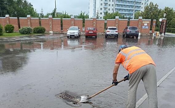 В Курске 58 человек чистят ливневки после урагана