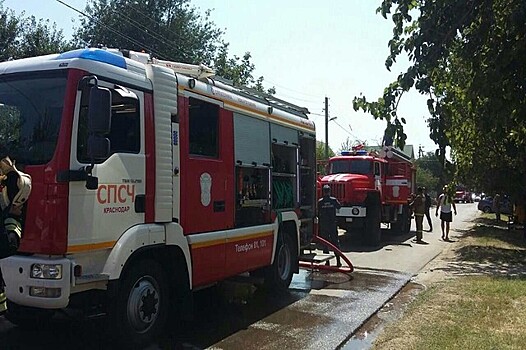 Более 80 спасателей тушат пожар в двухэтажном доме в Краснодаре