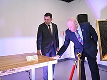 Сделанный свердловским губернатором стол продали за 35 млн рублей