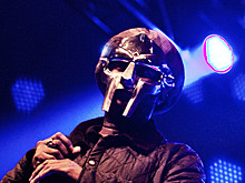 Рэпер-злодей: зачем MF DOOM носил маску персонажа из комиксов Marvel