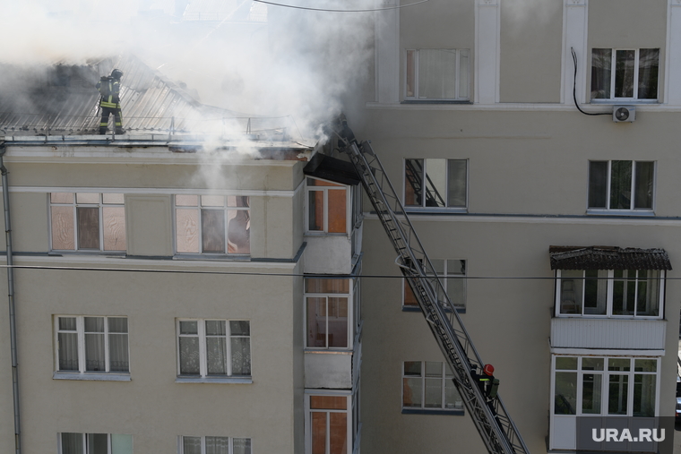 Крыша жилого дома на 800 квадратов вспыхнула в Тульской области