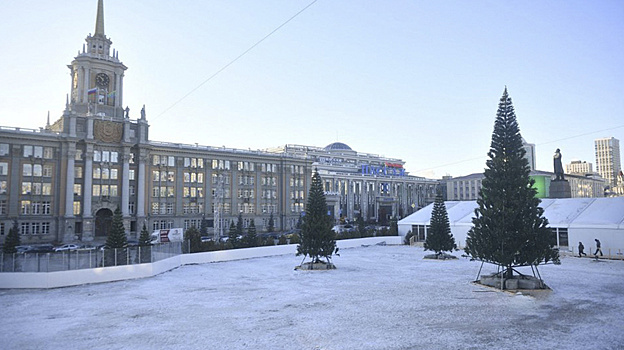 Мэр Екатеринбурга протестирует каток на площади 1905 года