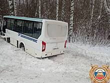Пассажирский автобус вылетел в кювет и протаранил дерево в российском города