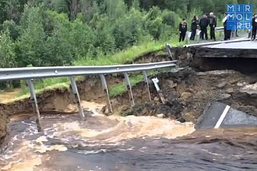 В Дагестане сильные дожди повредили автомобильный мост