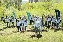 Омские волонтеры высадили липовую аллею в главном парке городка Нефтяников