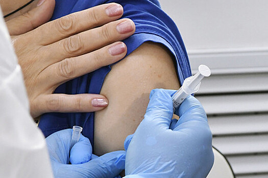 Пять добровольцев старше 60 лет привились вакциной "ЭпиВакКорона"