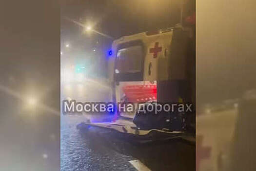 На видео попала скорая помощь, которая три раза перевернулась в ДТП в Москве