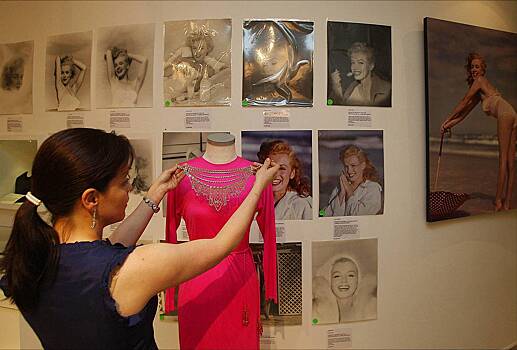 Культовое платье Мэрилин Монро продали на аукционе почти за 30 миллионов рублей