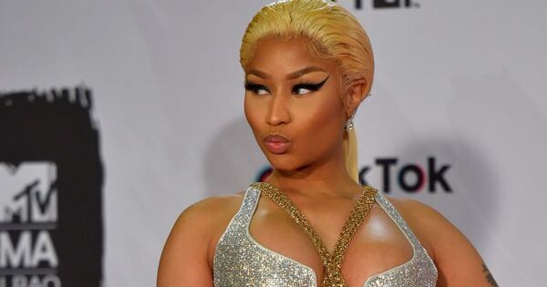 Ники Минаж подкатила к парню прямо со сцены! Кто он