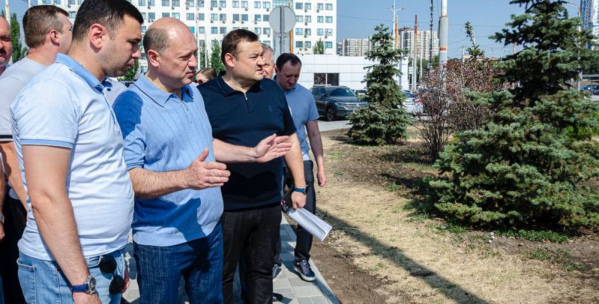 Александр Скрябин проинспектировал ход работ по благоустройству на Привокзальной площади