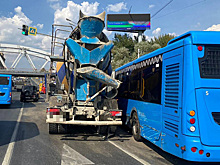 Столкновение бетономешалки и автобуса в Москве попало на видео